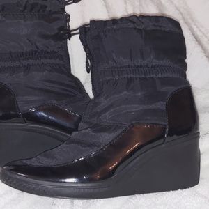 ANNE KLEIN "Quage" Quilted Black high ankle Tie wedge winter boots SZ 10